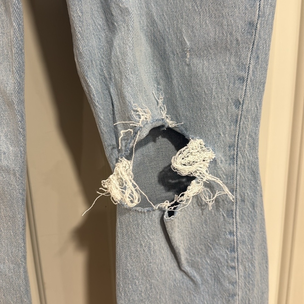 Abercrombie & Fitch Light Wash Distressed 90’s Straight Ultra High Rise Jeans - Picture 4 of 6